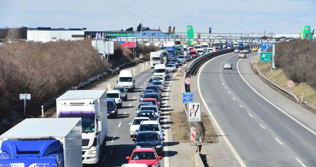 Nehoda čtyř aut uzavřela D8: Jeden člověk zemřel, 5 se zranilo