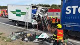 Nehoda uzavřela dálnici D8. Řidič kamionu zůstal zaklíněný ve voze