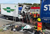 Nehoda uzavřela dálnici D8. Řidič kamionu zůstal zaklíněný ve voze