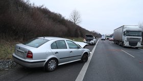 Nehoda dvou vozidel uzavřela dálnici D7 u letiště.