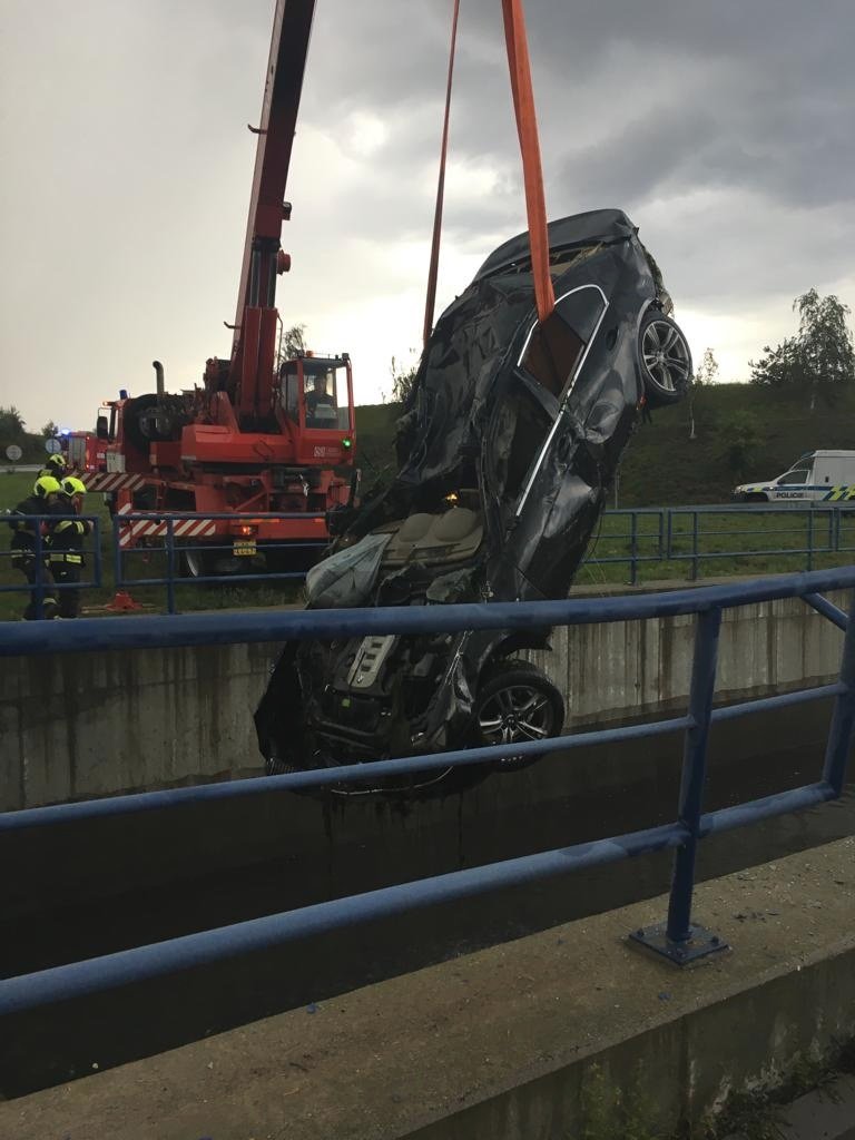 Auto skončilo po nehodě pod vodou. Díky svědkům nehody neskončila nehoda tragicky!