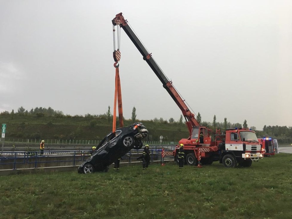 Auto skončilo po nehodě pod vodou. Díky svědkům nehody neskončila nehoda tragicky!