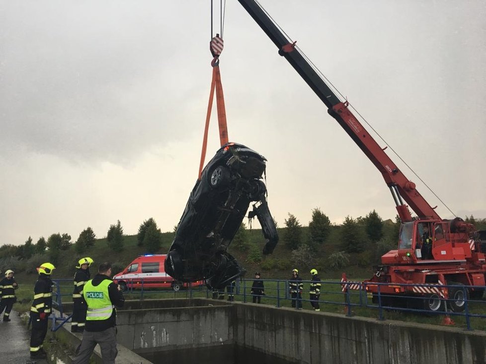 Auto skončilo po nehodě pod vodou. Díky svědkům nehody neskončila nehoda tragicky!