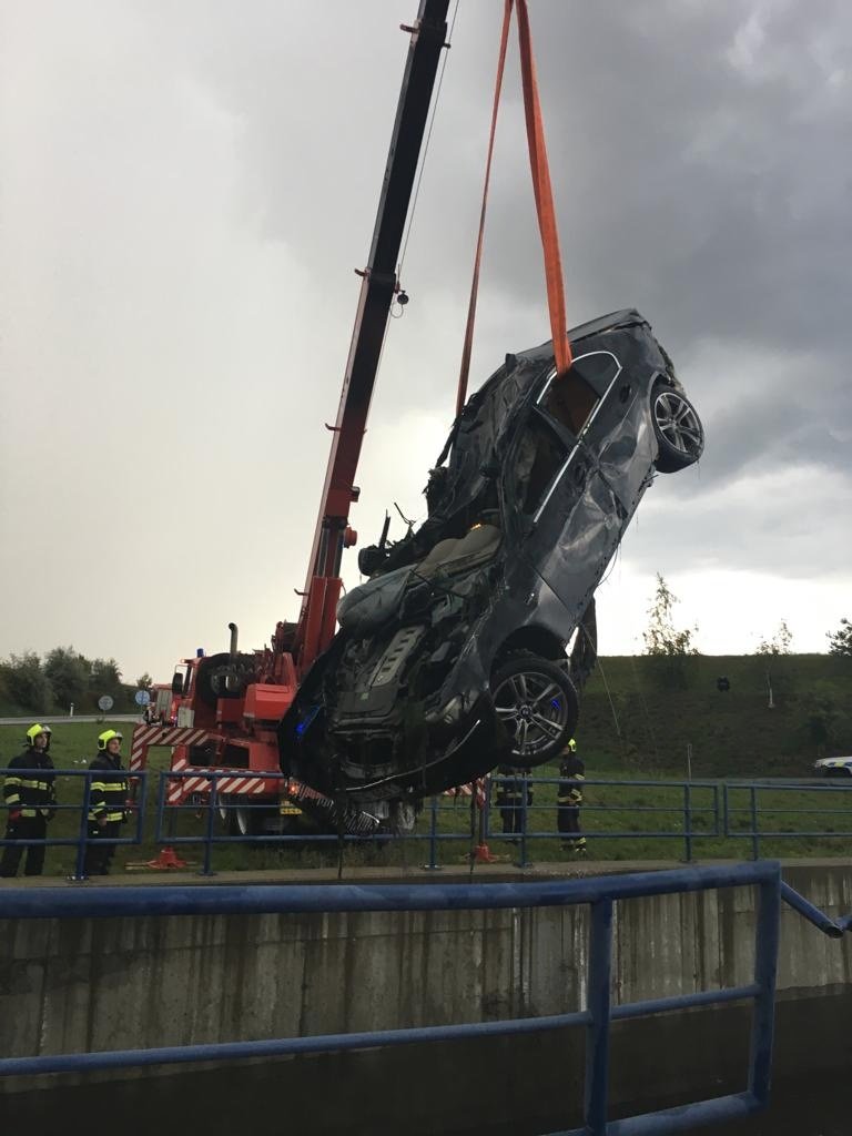 Auto skončilo po nehodě pod vodou.