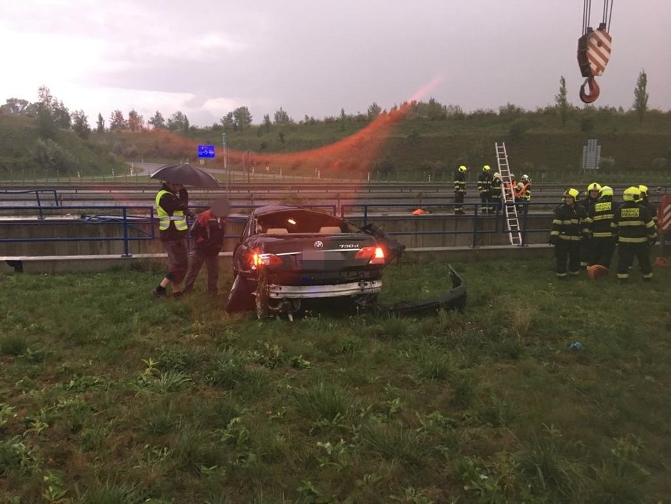 Auto skončilo po nehodě pod vodou. Díky svědkům nehody neskončila nehoda tragicky!