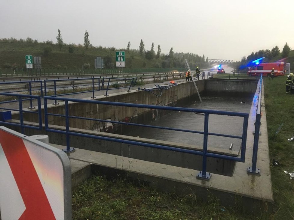 Auto skončilo po nehodě pod vodou. Díky svědkům nehody neskončila nehoda tragicky!