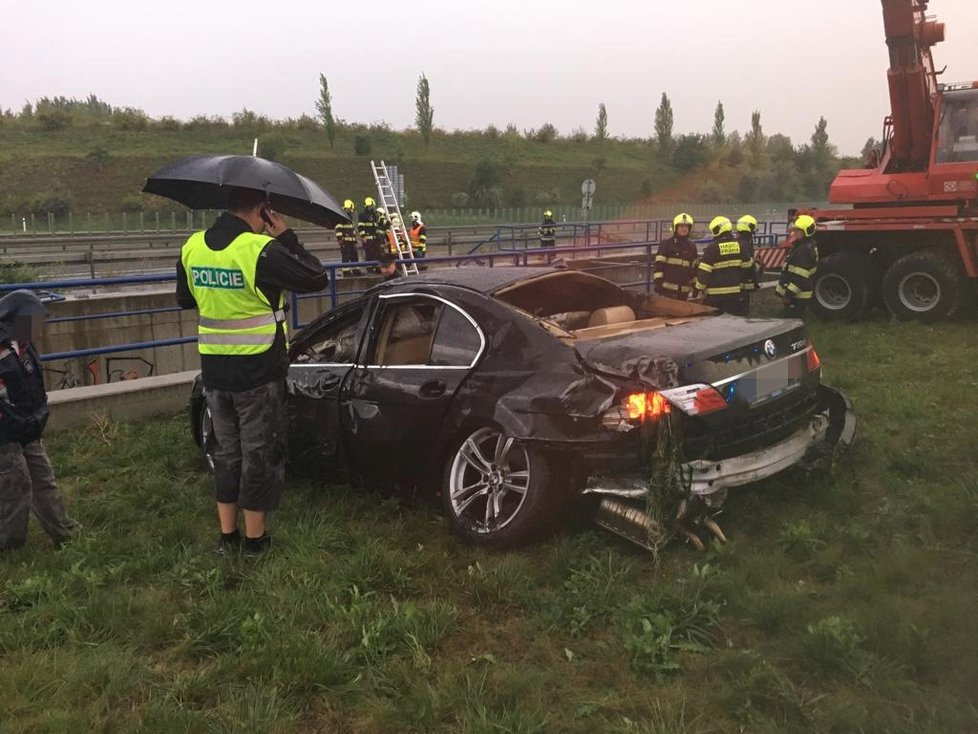 Auto skončilo po nehodě pod vodou.