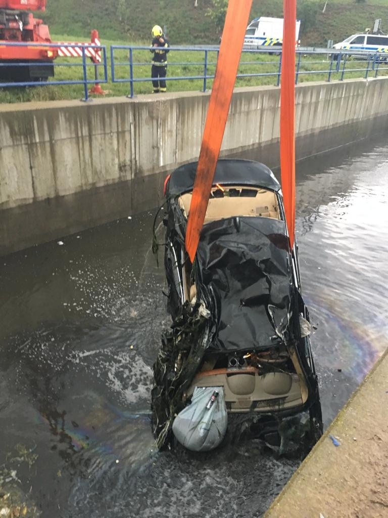 Auto skončilo po nehodě pod vodou.