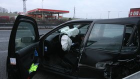Od nehody na silnici R10 u Prahy řidič utekl (ilustrační foto)