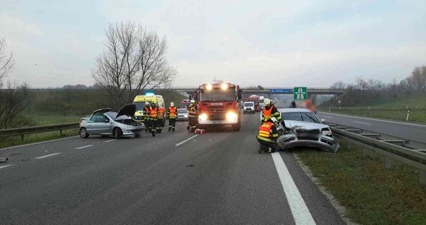 Po srážce několika osobních aut byla dálnice D52 u Pohořelic v pondělí ráno na hodinu zablokovaná.