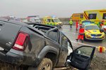 Opilý řidič VW Amarok v pátek dopoledne na D1 u Brna napálil do policejní dodávky. Těžce zranil policistu, jeho kolegu, sebe i svého spolujezdce.