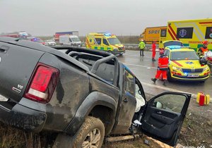 Opilý řidič VW Amarok v pátek dopoledne na D1 u Brna napálil do policejní dodávky. Těžce zranil policistu, jeho kolegu, sebe i svého spolujezdce.