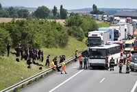 Na D1 boural autobus plný policistů: Zranili se dva lidé, dálnice stála dvě hodiny