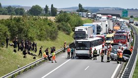 Na D1 boural autobus plný policistů: Zranili se dva lidé, dálnice stála dvě hodiny 