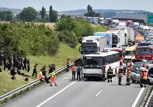 Provoz na dálnici D1 zastavily  na 208. kilometru u Holubic ve směru na Brno dvě nehody, dva lidé utrpěli zranění. Srazily se dva osobní vozy a vůz s autobusem, který převážel poicisty.