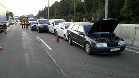 Nehoda pěti osobních aut dnes po ránu vytvořila komplikace na dálnici D1 ve směru na Prahu na 193. kilometru.