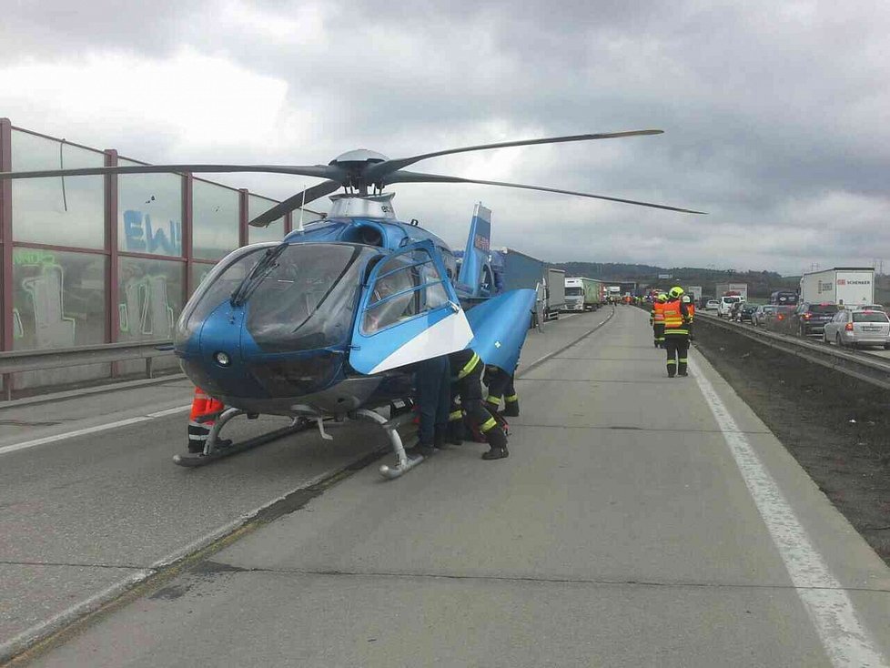 Nehoda tří nákladních aut a jedné dodávky zablokovala v pátek 13. dálnici D1 u Brna.