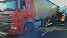 Na dálnici D1 u Brna se srazily čtyři kamiony.