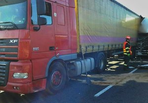 Na dálnici D1 u Brna se srazily čtyři kamiony.