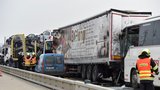 Autobus a kamiony se srazily u Brna. Doprava na dálnici D1 stála několik hodin