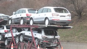 Kamion se střetl s jiným nákladním vozem převážejícím automobily.