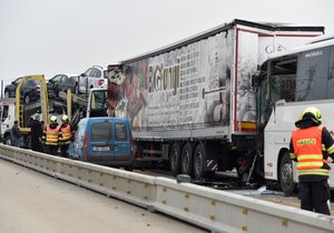 Středeční nehoda zablokovala dálnici D1 na 189. kilometru ve směru na Brno na pět hodin. Ve čtvrtek se totéž opakovalo na 177. kilometru, provoz se zastavil na téměř tři hodiny.