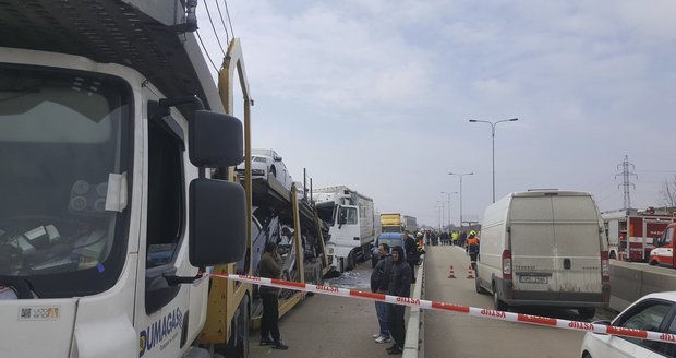 Středeční nehoda zablokovala dálnici D1 na 189. kilometru ve směru na Brno na pět hodin. Ve čtvrtek se totéž opakovalo na 177. kilometru, provoz se zastavil na téměř tři hodiny.