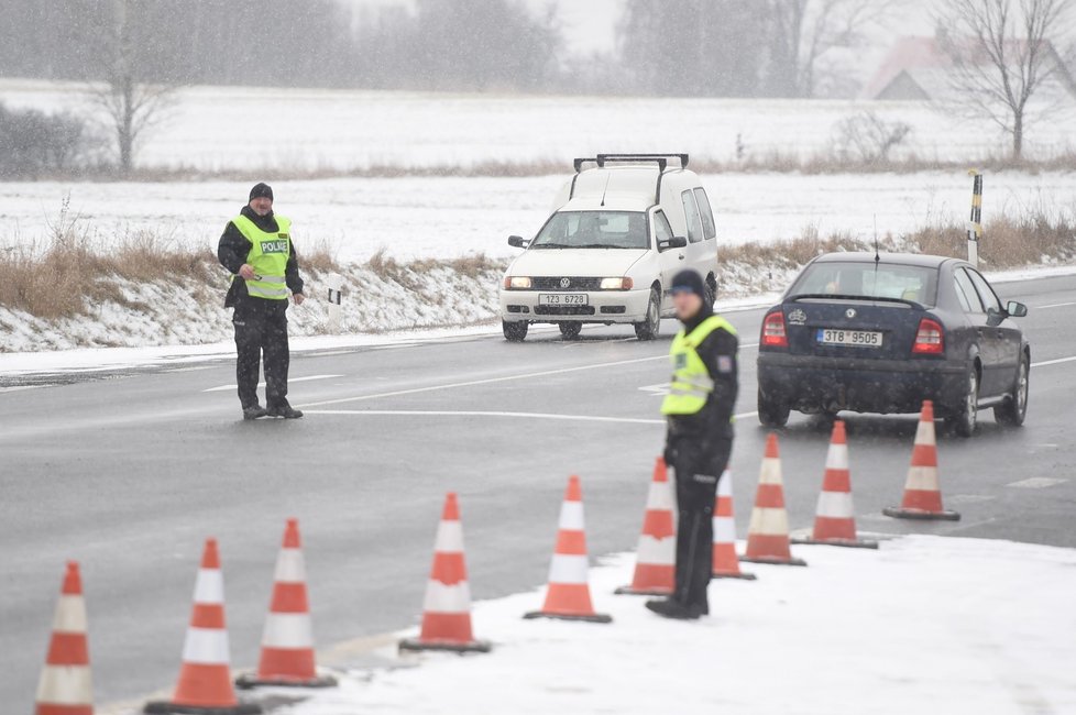 Na místě hromadné srážky usměrňuje dopravu policie.