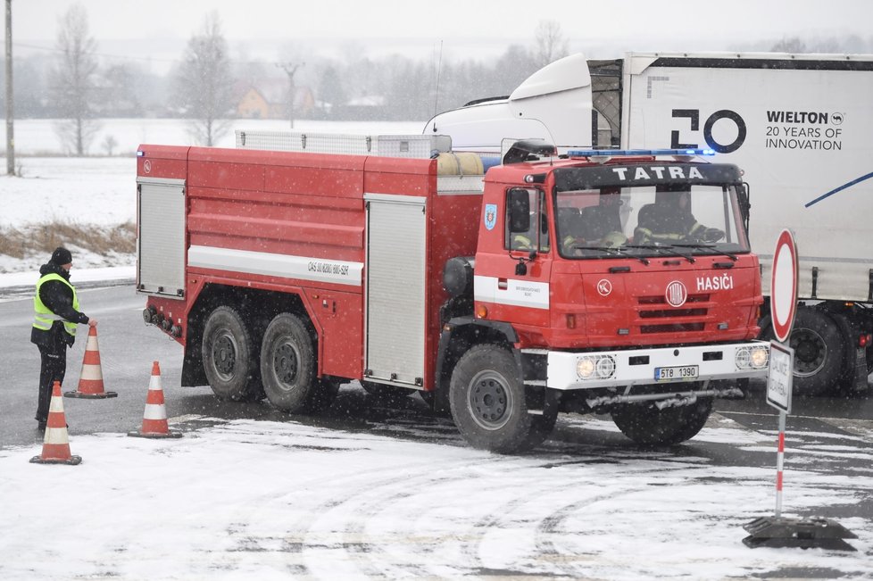 U Hladkých Životic na Novojičínsku na D1 se v pondělí ráno srazily dva kamiony a pět osobních aut.