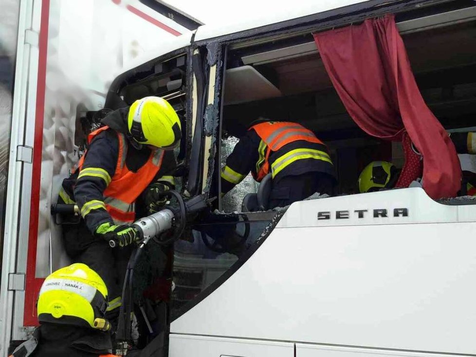 D1 z Prahy na Ostravu na 189. km. Srazily se tu dva kamiony a autobus.