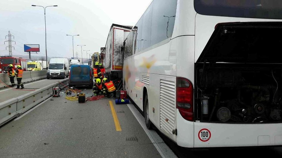 D1 z Prahy na Ostravu na 189. km. Srazily se tu dva kamiony a autobus.