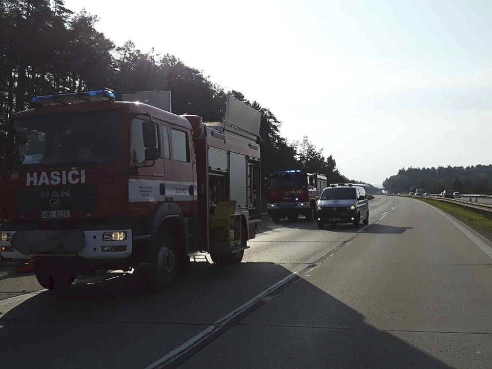 Na dálnici D1 na 173. kilometru ve směru na Prahu se v úterý ráno převrátil kamion.