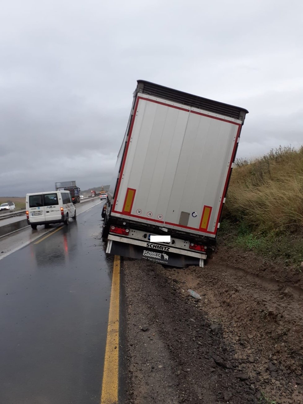 Řidič polského kamionu sjel na 178. kilometru dálnice D1 u Ostrovačic ve směru na Prahu do příkopu. Policie odklání dopravu.