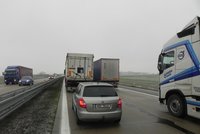 Dva havarované kamiony zablokovaly dálnici D1 u Brna: Provoz se podařilo obnovit až odpoledne