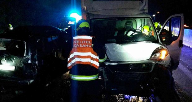 Na dvě hodiny zablokovala v pondělí ráno provoz na dálnici D1 ve směru na Brno nehoda dodávky a nákladního auta.