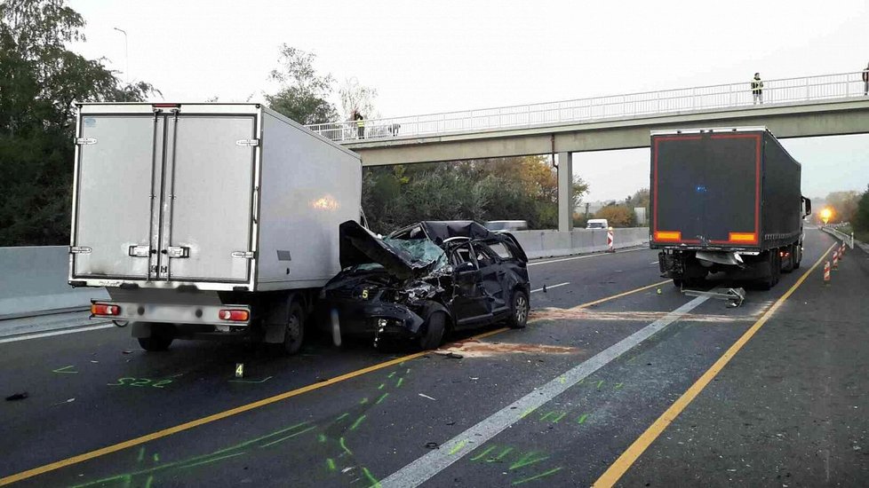 Na dvě hodiny zablokovala v pondělí ráno provoz na dálnici D1 ve směru na Brno nehoda dodávky a nákladního auta.