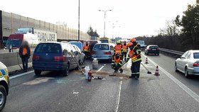 Dvě nehody na 191. kilometru dálnice D1 ve smeru na Brno vytvořily asi 10 kilometrů dlouhou kolonu.