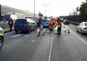 Dvě nehody na 191. kilometru dálnice D1 ve smeru na Brno vytvořily asi 10 kilometrů dlouhou kolonu.