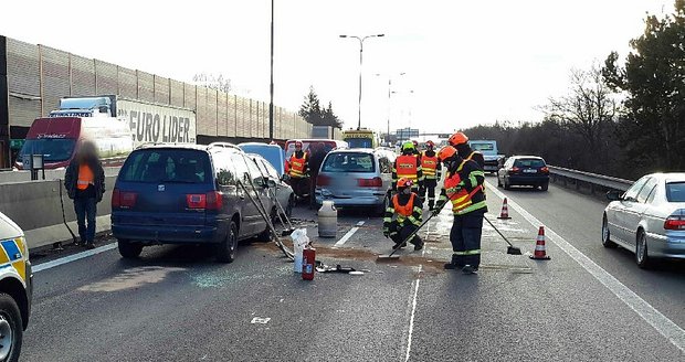 Dvě nehody na 191. kilometru dálnice D1 ve smeru na Brno vytvořily asi 10 kilometrů dlouhou kolonu.