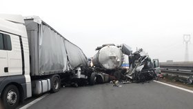 Nehoda dvou kamionů zcela zablokovala dálnici D1 u Ostrovačic. Dálnice je ve směru na Brno zcela uzavřena.