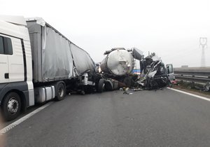 Nehoda dvou kamionů zcela zablokovala dálnici D1 u Ostrovačic. Dálnice je ve směru na Brno zcela uzavřena.