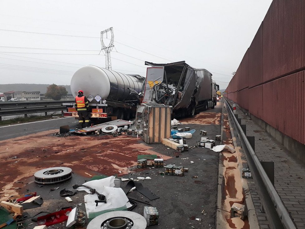Nehoda dvou kamionů zcela zablokovala dálnici D1 u Ostrovačic.