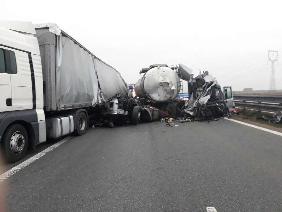 Nehoda dvou kamionů zcela zablokovala dálnici D1 u Ostrovačic. Dálnice je ve směru na Brno zcela uzavřena.