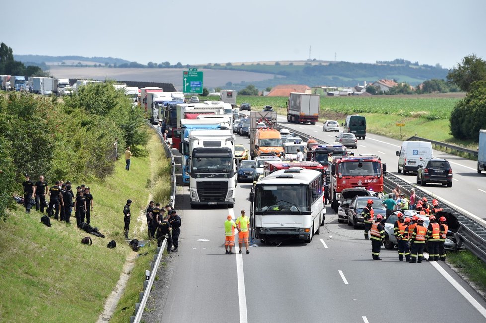 Provoz na dálnici D1 zastavily  na 208. kilometru u Holubic ve směru na Brno dvě nehody, dva lidé utrpěli zranění. Srazily se dva osobní vozy a vůz s autobusem, který převážel poicisty.