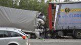 Další smrtelná nehoda zablokovala dálnici D1: Řidič dodávky naboural do kamionu