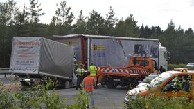 Další smrtelná nehoda zablokovala dálnici D1: Řidič dodávky naboural do kamionu.