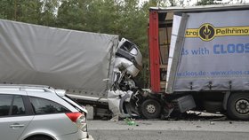 Další smrtelná nehoda zablokovala dálnici D1: Řidič dodávky naboural do kamionu.