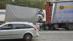 Další smrtelná nehoda zablokovala dálnici D1: Řidič dodávky naboural do kamionu.