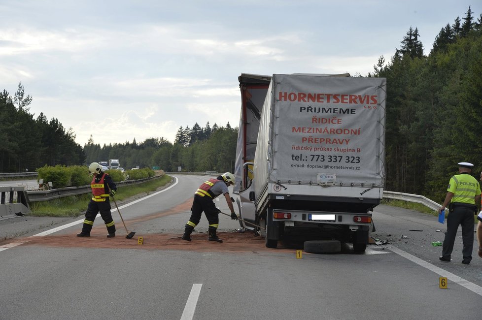 Další smrtelná nehoda zablokovala dálnici D1: Řidič dodávky naboural do kamionu.