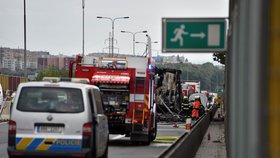 Na dálnici D1 na okraji Brna došlo k hromadné nehodě, při které zemřeli tři lidé včetně jednoho dítěte. Další tři lidé se zranili, jedna žena je ve vážném stavu.